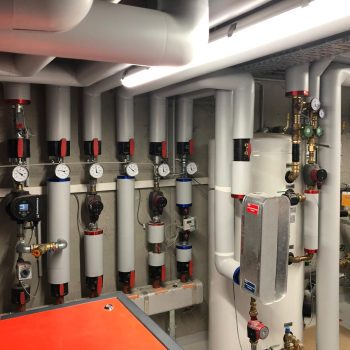 Moderne Heizzentrale mit
gedämmten Heizungsrohren,
Heizkreisverteilern, Umwälzpumpen und
Messtechnik
in einer Seniorenwohnanlage in Deißlingen.